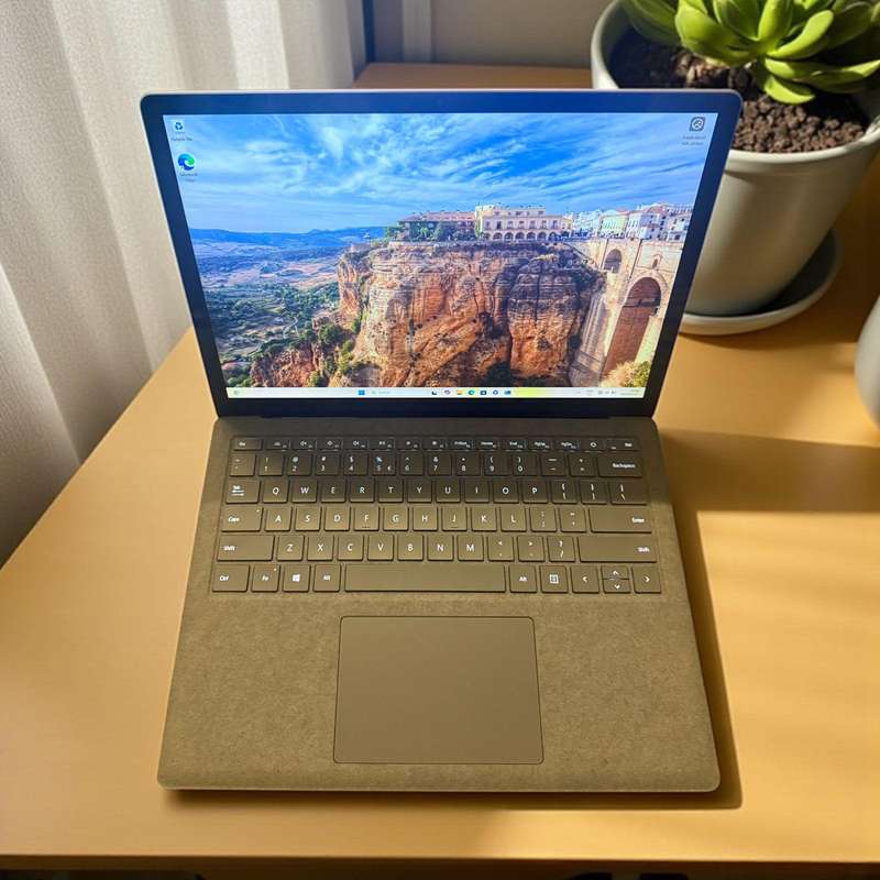 Microsoft  Surface   Laptop 4 touch  I5 11th gen 8gb ram 256gb ssd Intel Iris [R] Xe Graphics  mint