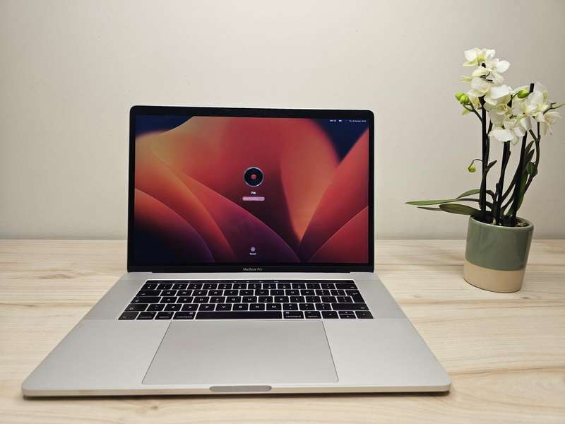 Macbook pro 2017 touch bar Core i7 16gb ram 512gb ssd new batt