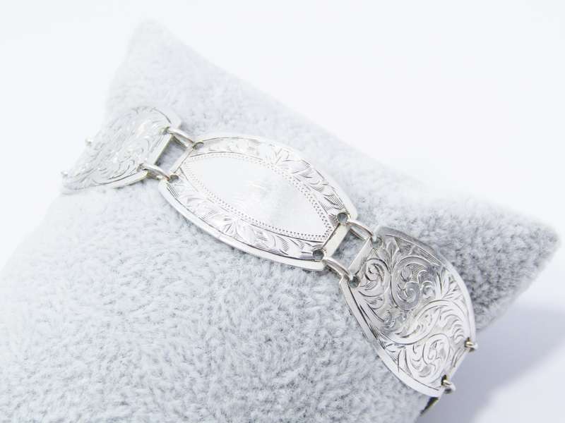 Lovely Vintage (c1938) Hallmarked Silver Engraved Bracelet