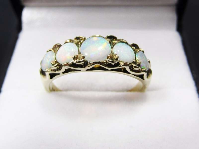 Antique Style 9CT Gold & Graduated Opal Ring