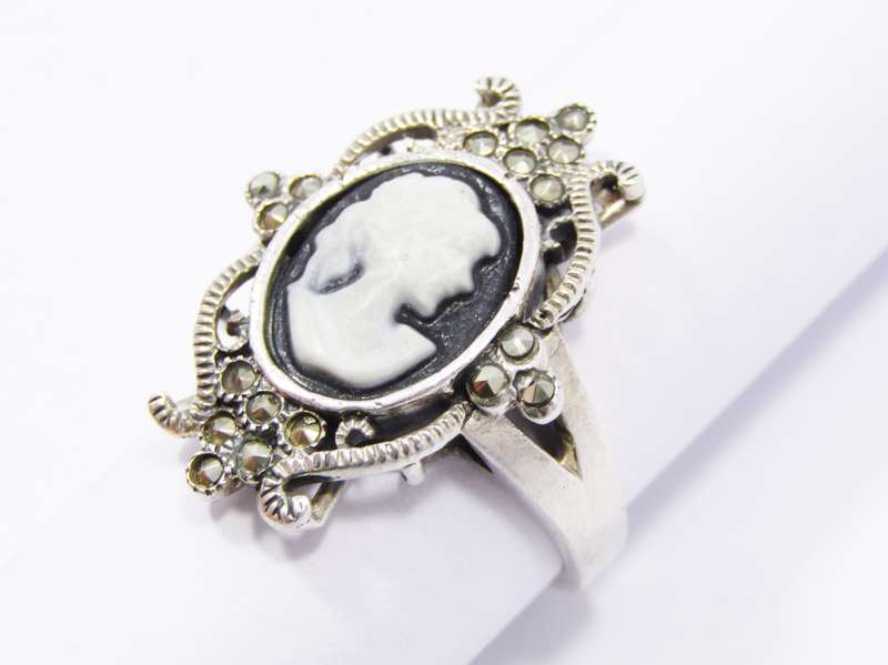 A Stunning Vintage Design Acrylic Cameo Cameo Ring in Sterling Silver.