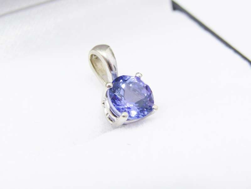 Lovely 18ct White Gold & Tanzanite Pendant