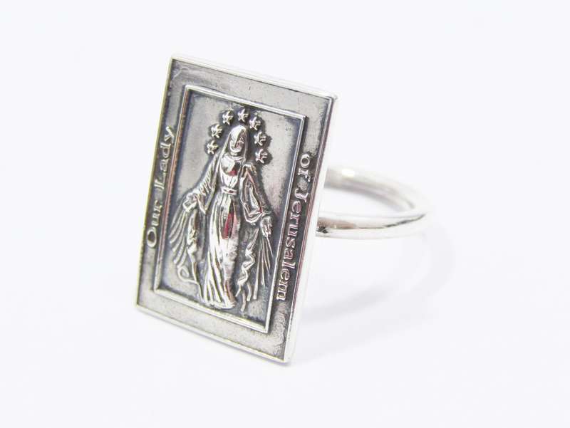 A Very Pretty Madonna Ring in Sterling Silver.