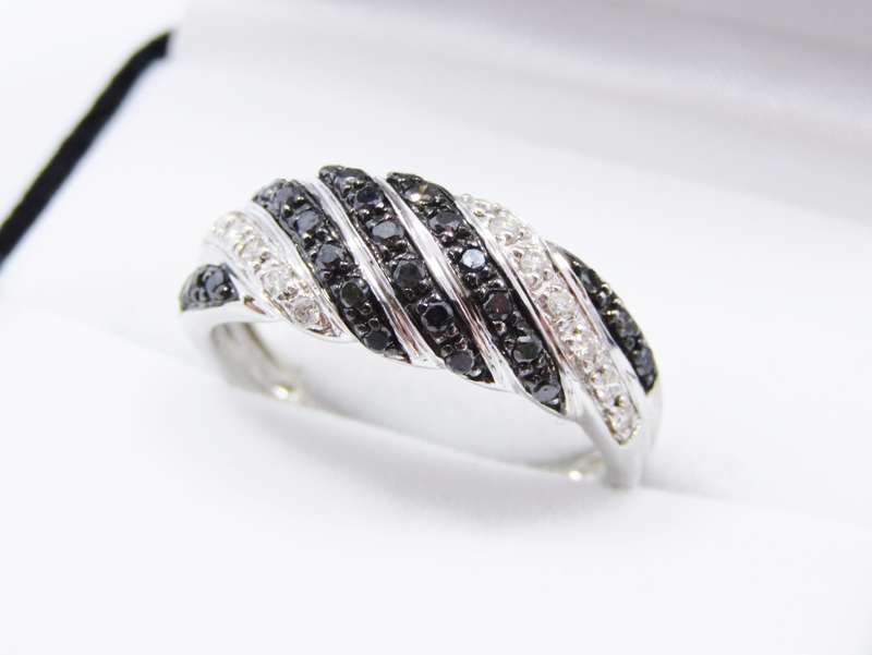 Stunning! 14CT White Gold with Black & White Diamonds Ring