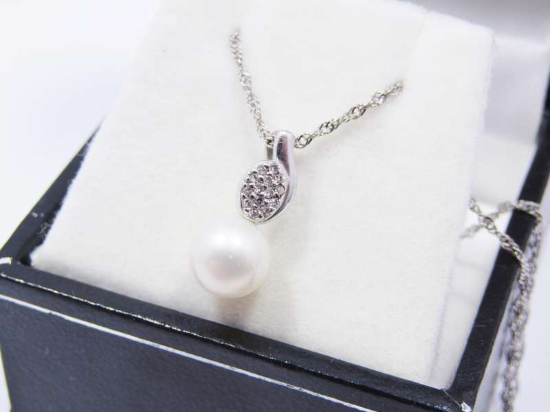 Lovely 9CT White Gold, Pearl & Diamond Pendant on Chain
