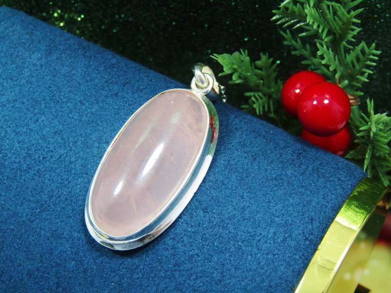 A Lovely Large Rose Quartz Pendant on Chain in Sterling Silver.