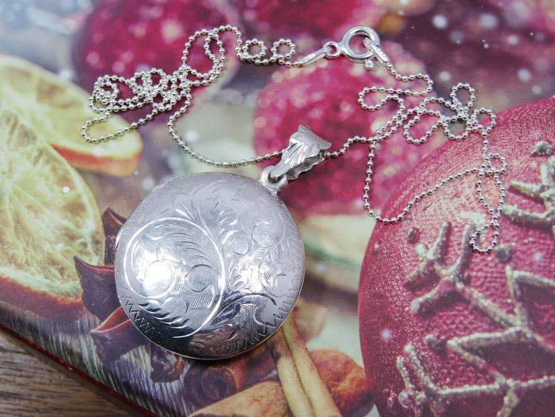 A Lovely Medium Size Engraved Locket on Chain in Sterling Silver.