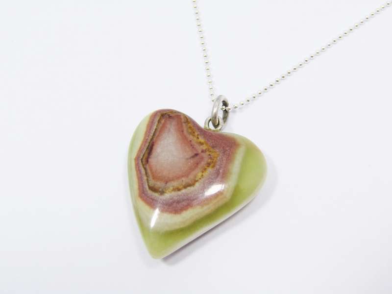 A Lovely Agate Heart Pendant on Chain in Sterling Silver.