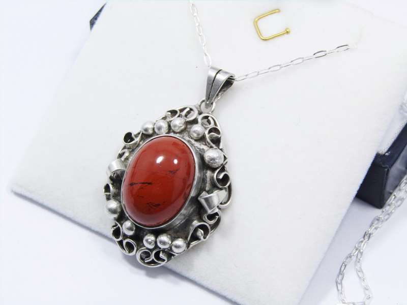 A Gorgeous Vintage Design Jasper Pendant on Chain in Sterling Silver
