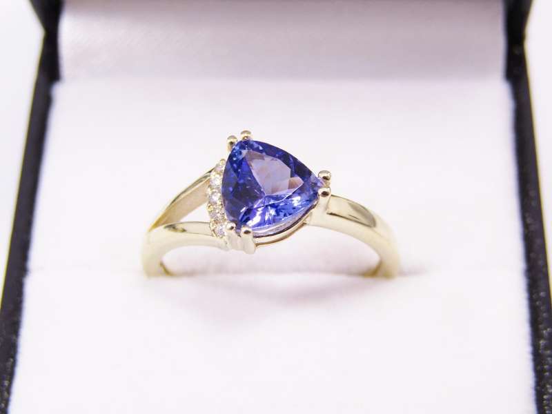 Stunning! 9ct Gold, 1.2CT Tanzanite & Diamond Ring