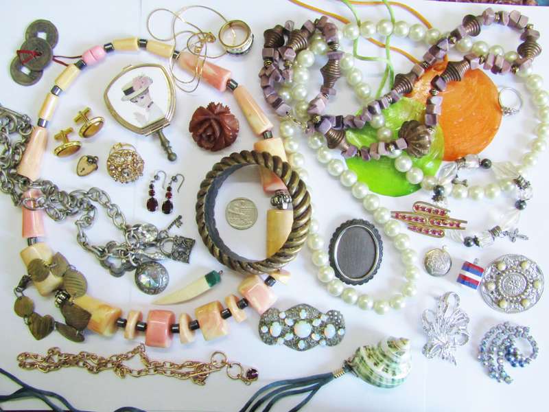 Lovely Costume Jewellery Lot in Good Condition