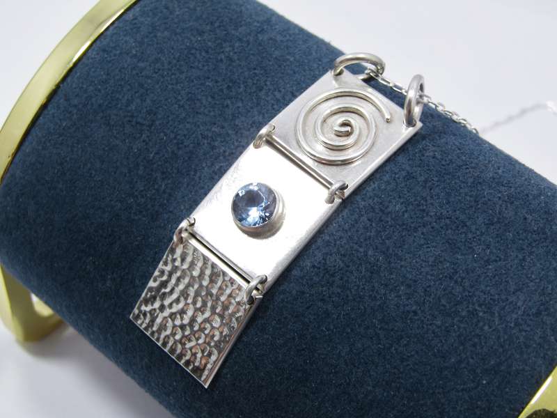 A Lovely 3 Paneled Blue Spinal Pendant on Chain in Sterling Silver.
