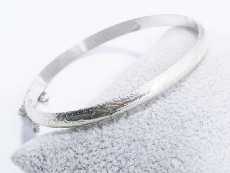 A  Very Pretty Vintage Design Engraved Hinged Bangle in Sterling Silver
