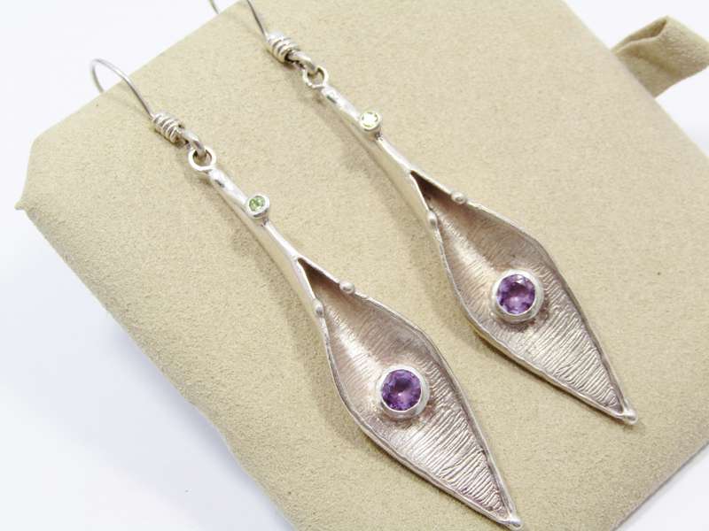 A Gorgeous Pair of Arum Lilly Design Dangling Earrings Set With Amethysts and Peridot Gemstones in S