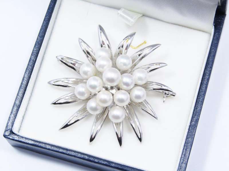 A Gorgeous Flower Design Akoya Pearl Brooch in Sterling Silver