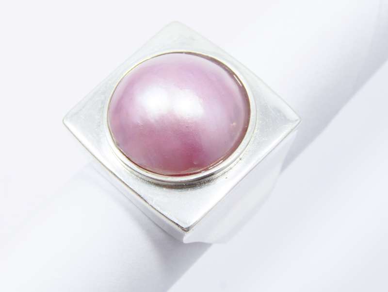 A Beautiful Chunky Pink Mabe Pearl Ring in Sterling Silver.