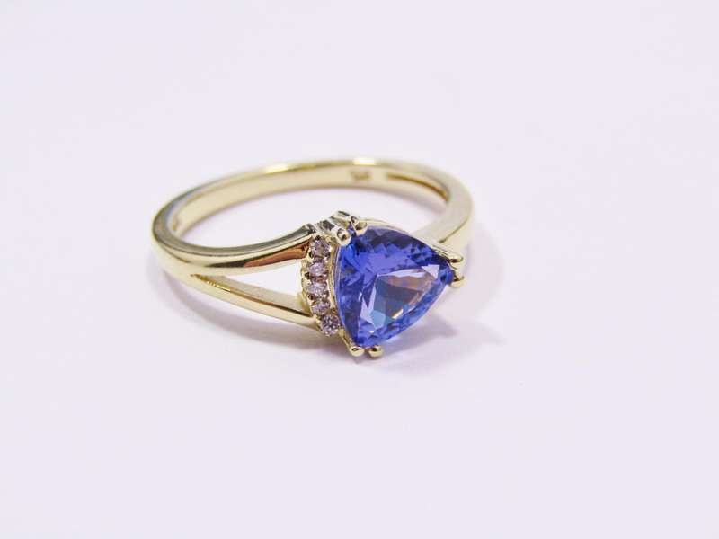 Stunning! 9ct Gold, 1.2CT Tanzanite & Diamond Ring