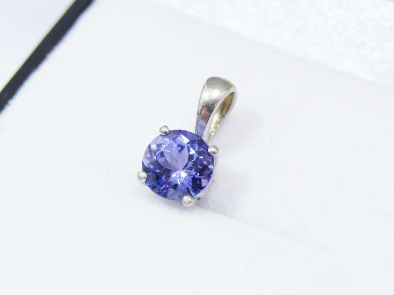 Lovely 18ct White Gold & Tanzanite Pendant