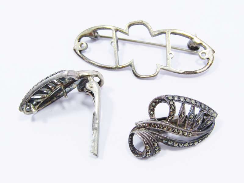 A Lovely Pair of Collar Clips or Convert into a  Vintage Brooch in Sterling Silver