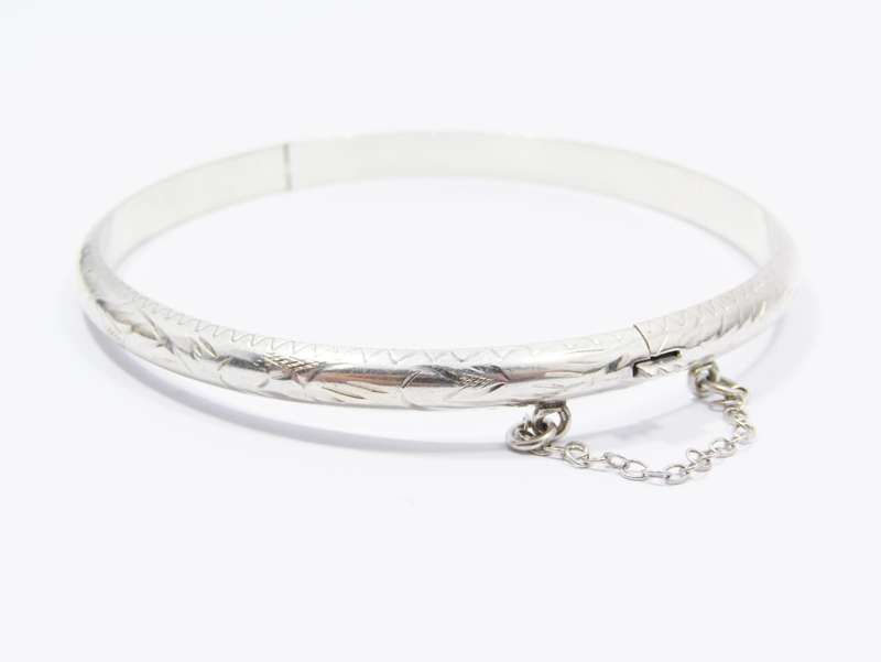 A  Very Pretty Vintage Design Engraved Hinged Bangle in Sterling Silver
