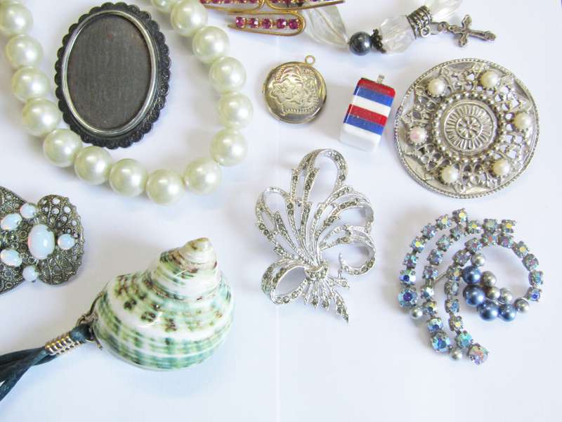Lovely Costume Jewellery Lot in Good Condition