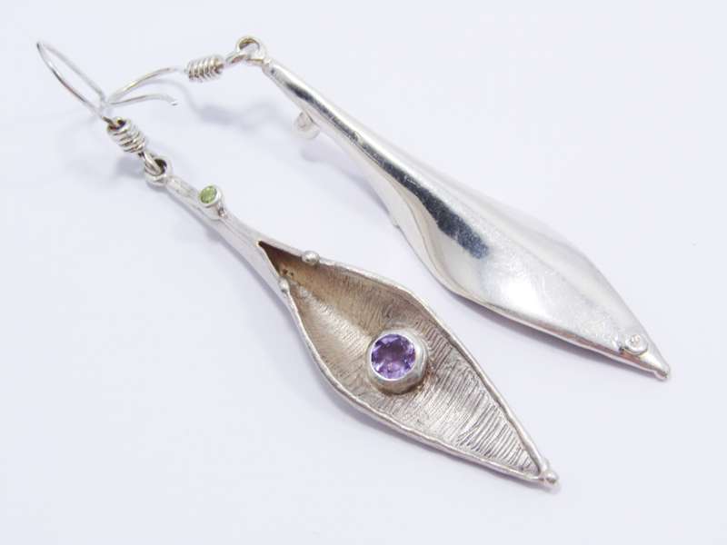 A Gorgeous Pair of Arum Lilly Design Dangling Earrings Set With Amethysts and Peridot Gemstones in S