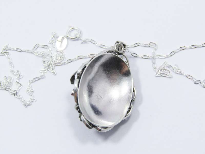 A Gorgeous Vintage Design Jasper Pendant on Chain in Sterling Silver