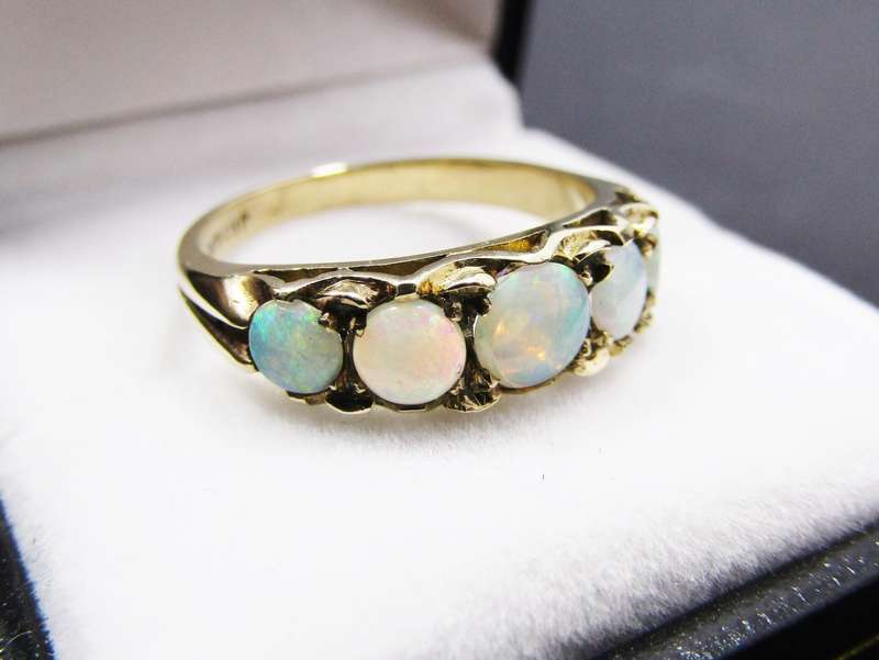 Antique Style 9CT Gold & Graduated Opal Ring