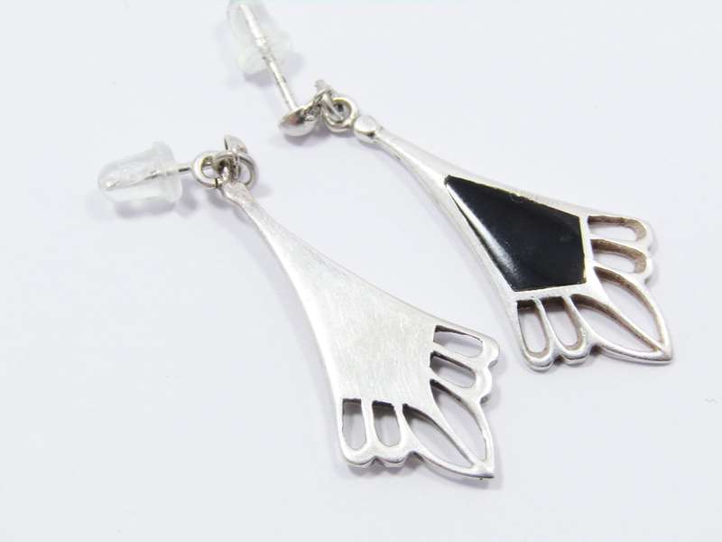 A Gorgeous Pair of Black inlay Dangling Earrings in Sterling Silver