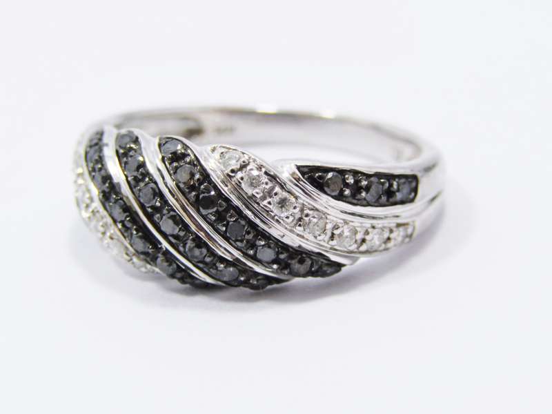 Stunning! 14CT White Gold with Black & White Diamonds Ring