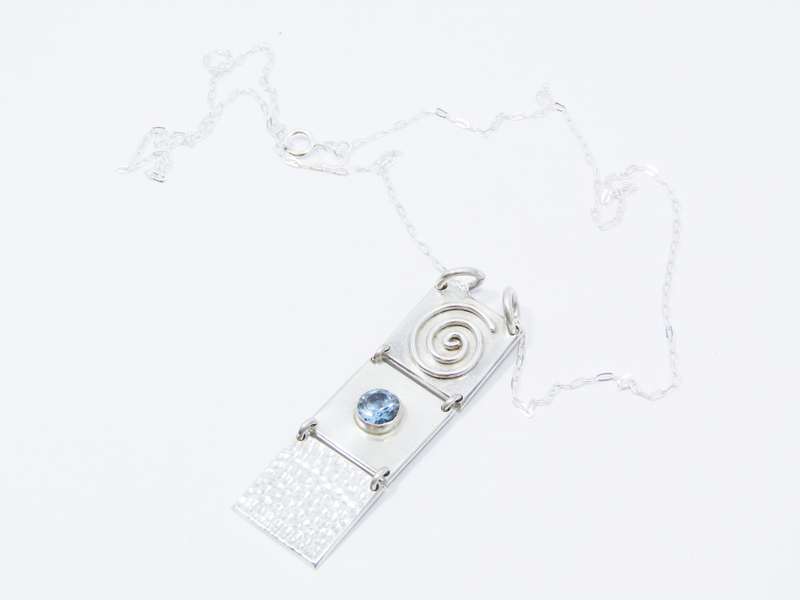 A Lovely 3 Paneled Blue Spinal Pendant on Chain in Sterling Silver.