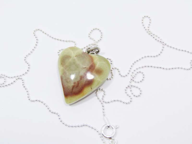 A Lovely Agate Heart Pendant on Chain in Sterling Silver.