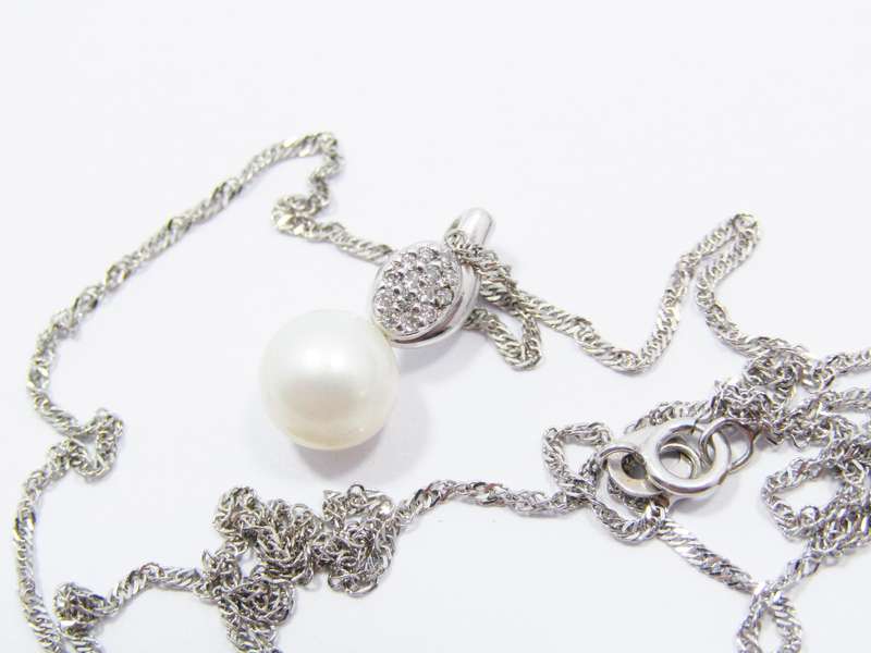 Lovely 9CT White Gold, Pearl & Diamond Pendant on Chain