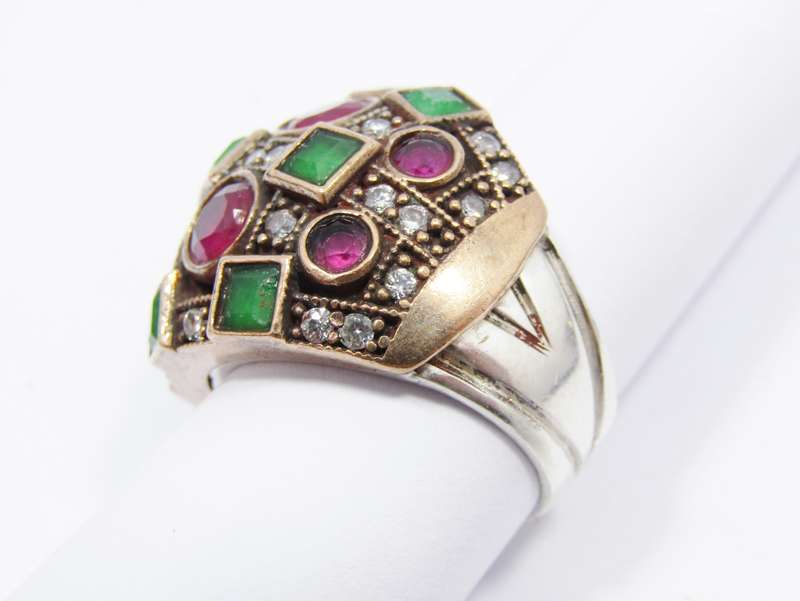 A Gorgeous Chunky Two Tone Ring With Synthetic Stones Ring in Sterling Silver.