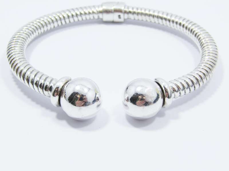 A Stunning Hollow Design Hinged Cuff Bangle in Sterling Silver