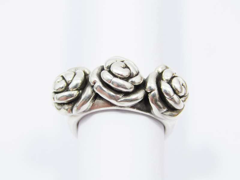 A Stunning Hollow Design Flower Ring in Sterling Silver.