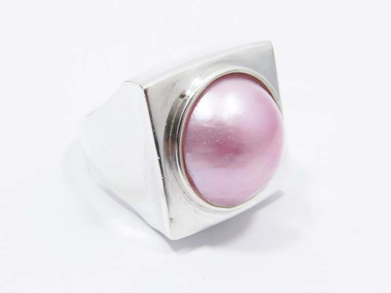 A Beautiful Chunky Pink Mabe Pearl Ring in Sterling Silver.