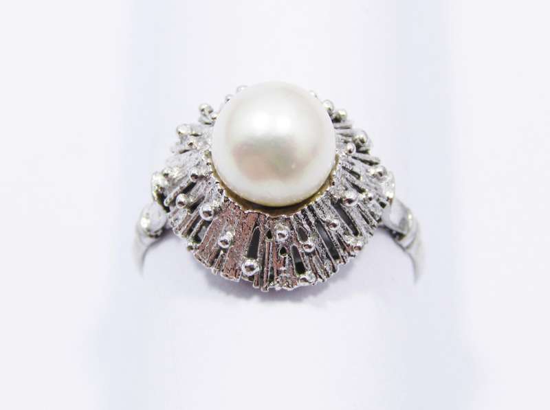 A Beautiful Vintage Design Ring Set with a Cultured Pearl in Sterling Silver.