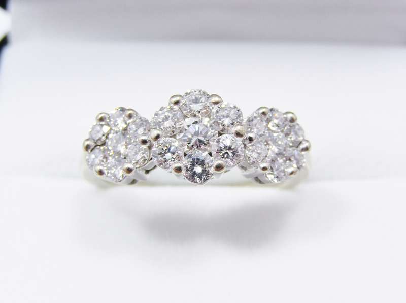 Exquisite! 18CT White Gold & 0.86ctw Diamond Ring
