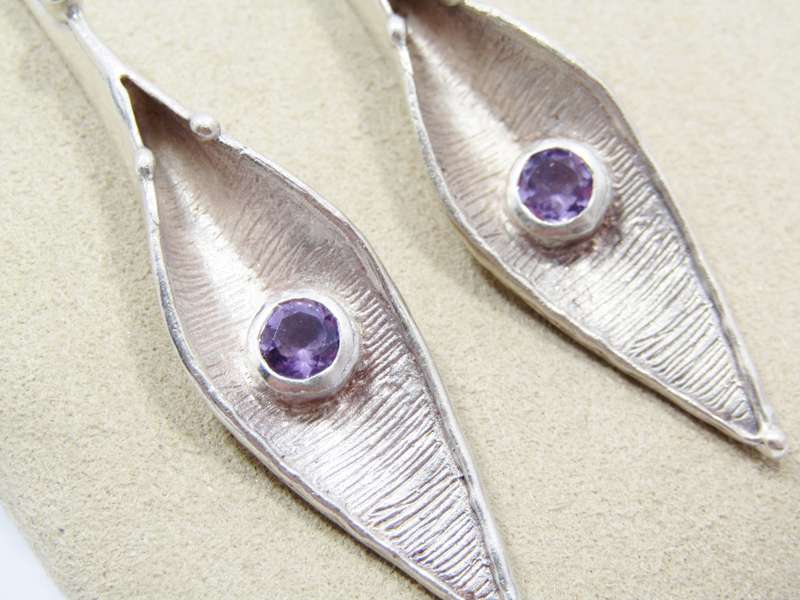 A Gorgeous Pair of Arum Lilly Design Dangling Earrings Set With Amethysts and Peridot Gemstones in S