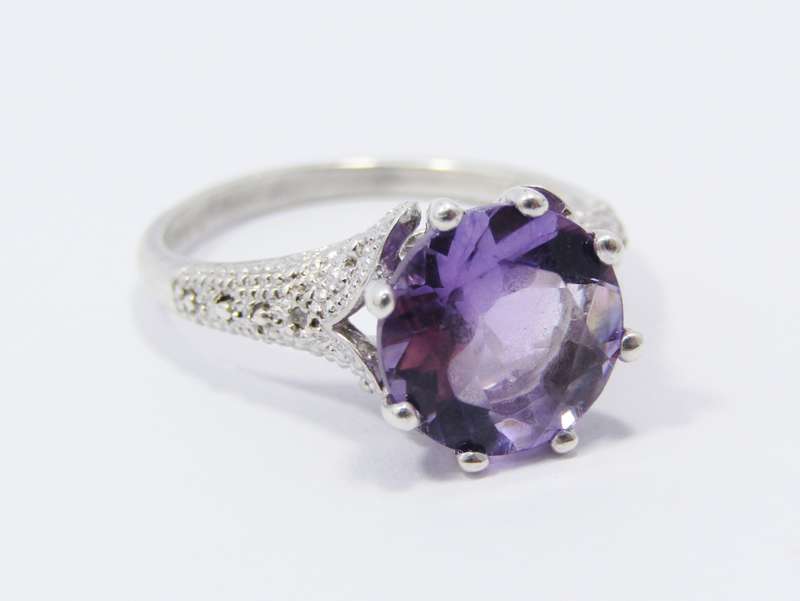 A Stunning Amethyst Solitaire Ring in Sterling Silver.