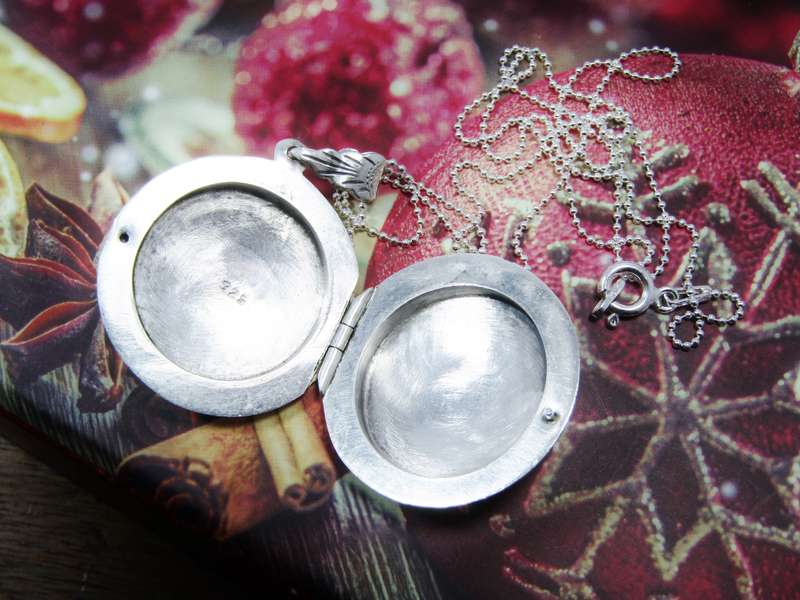 A Lovely Medium Size Engraved Locket on Chain in Sterling Silver.