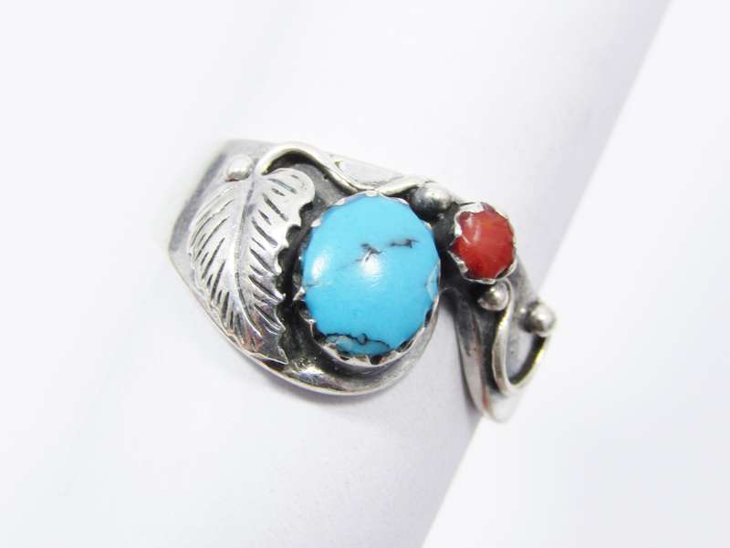 A Beautiful Turquois and Coral Ring in Sterling Silver.