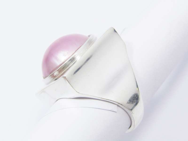 A Beautiful Chunky Pink Mabe Pearl Ring in Sterling Silver.