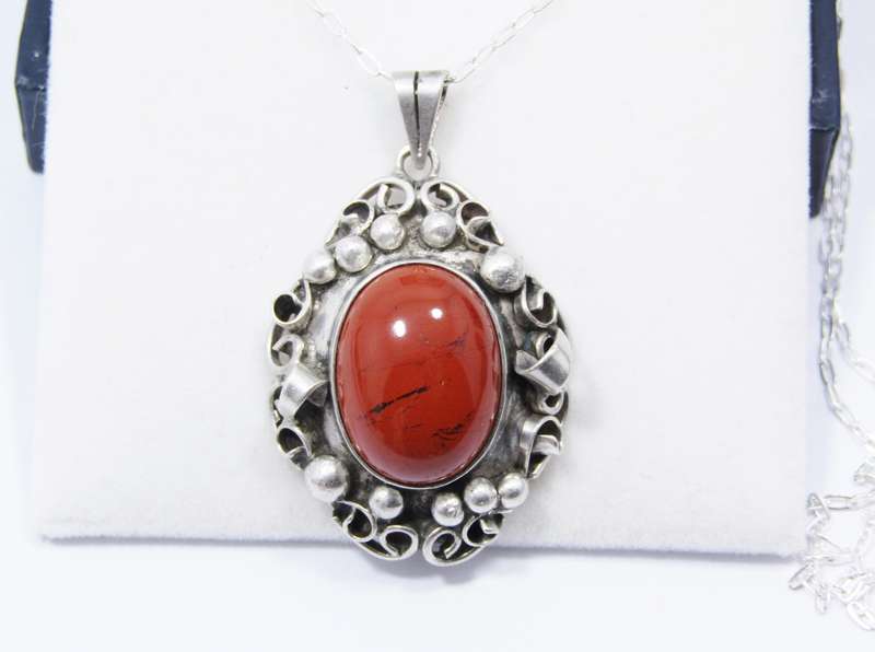 A Gorgeous Vintage Design Jasper Pendant on Chain in Sterling Silver