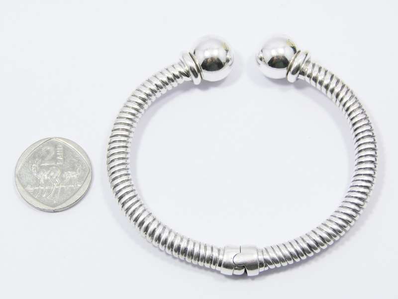 A Stunning Hollow Design Hinged Cuff Bangle in Sterling Silver