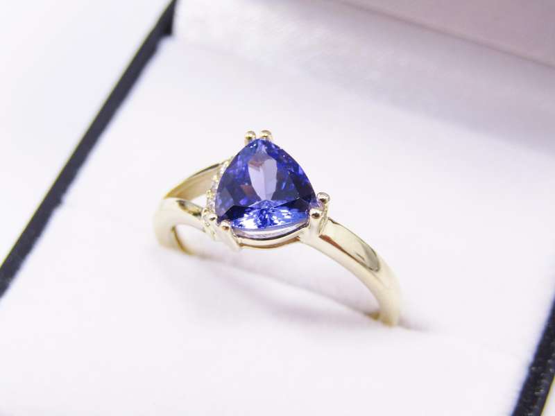 Stunning! 9ct Gold, 1.2CT Tanzanite & Diamond Ring