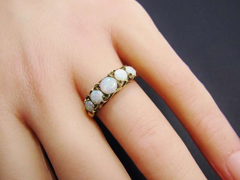 Antique Style 9CT Gold & Graduated Opal Ring