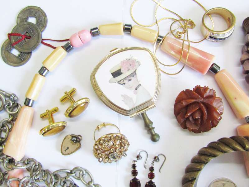 Lovely Costume Jewellery Lot in Good Condition