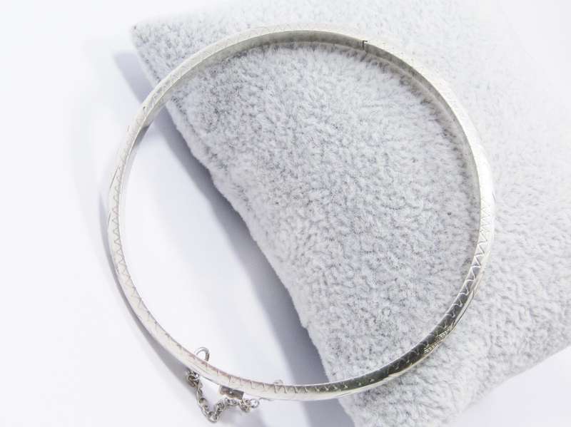 A  Very Pretty Vintage Design Engraved Hinged Bangle in Sterling Silver